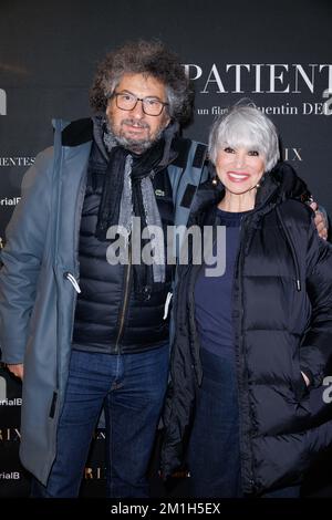 Paris, Frankreich, am 12. Dezember 2022. Radu Mihaileanu und Gast, der am 12. Dezember 2022 im Cinema des Cineastes in Paris, Frankreich, an der Premiere des Films Impatientes teilnimmt. Foto: David Boyer/ABACAPRESS.COM Stockfoto