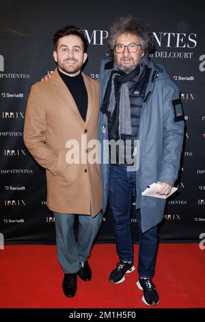 Paris, Frankreich, am 12. Dezember 2022. Regisseur Quentin Delcourt und Radu Mihaileanu nehmen am 12. Dezember 2022 an der Premiere des Films Impatientes im Cinema des Cineastes in Paris Teil. Foto: David Boyer/ABACAPRESS.COM Stockfoto