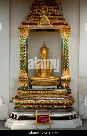 Goldener Buddha an den Wänden der Ordnungshalle in Wat Na Phra Meru, dieser Tempel ist ein wichtiger in Ayutthaya von Thailand, Stockfoto