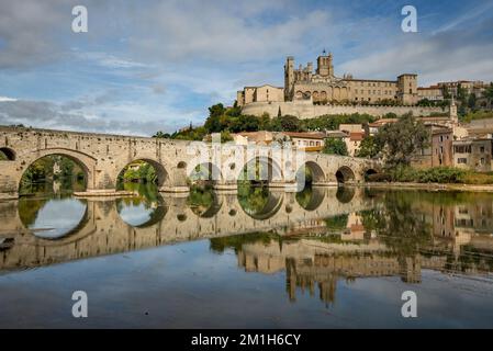 Blick auf die Pont vieux und die Kathedrale Saint-Nazaire vom Fluss Orb in Béziers, Herault, Frankreich.