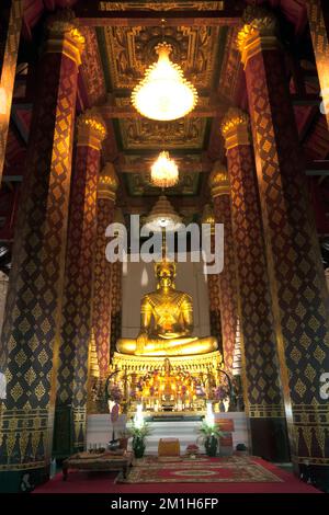 Phra Phuttha Nimit Wichitmara Moli Sri Sanphet Boromatrail okanat, das in einem königlichen Regalia -verkleidet, in Wat Na Phra Meru. Das Hotel befindet sich in Ayutthaya, Thailand. Stockfoto