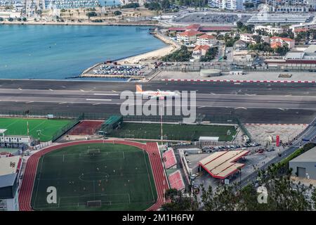 EasyJet, Landung und Rolling zum Terminal am Gibraltar International Airport. Stockfoto