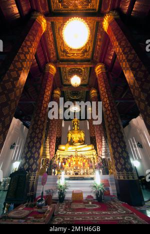 Phra Phuttha Nimit Wichitmara Moli Sri Sanphet Boromatrail okanat, das in einem königlichen Regalia -verkleidet, in Wat Na Phra Meru. Das Hotel befindet sich in Ayutthaya, Thailand. Stockfoto