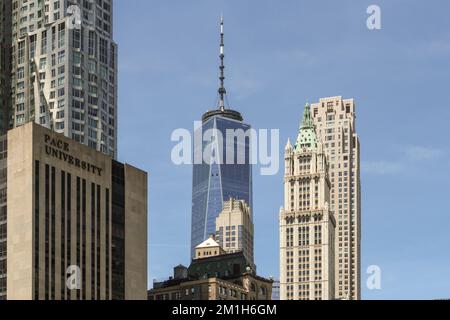 New York USA 21, Mai 2018 die Skyline von New York City in den USA an einem wolkigen Tag mit blauem Himmel und berühmten Gebäuden Stockfoto