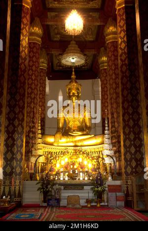 Phra Phuttha Nimit Wichitmara Moli Sri Sanphet Boromatrail okanat, das in einem königlichen Regalia -verkleidet, in Wat Na Phra Meru. Das Hotel befindet sich in Ayutthaya, Thailand. Stockfoto