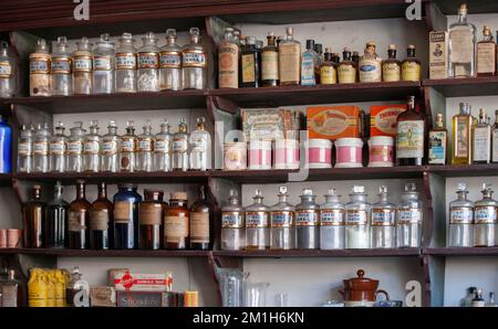 Dudley, West midlands united Kingdom 15. November 2021 Oldtimer-Apotheke mit einer Vielzahl von Flaschen, die verschiedene Chemikalien zum Dispensieren enthalten Stockfoto