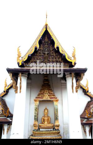 Goldener Buddha an den Wänden der Ordnungshalle in Wat Na Phra Meru. Dieser Tempel ist ein wichtiger Tempel im Ayutthaya Historical Park von Thailand, Stockfoto