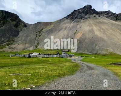 Hafnarfjoerdur, Island - 10. September 2022: Das Wikingerdorf vor dem Vestrahorn bei gutem Wetter Stockfoto