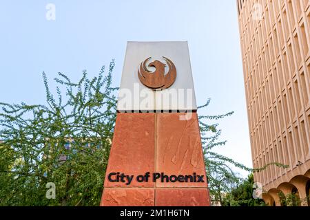 Phoenix, Arizona - 10. November 2022: Die Stadt Phoenix auf einer Säule in der Innenstadt enthält das offizielle Vogellogo der Stadt. Stockfoto