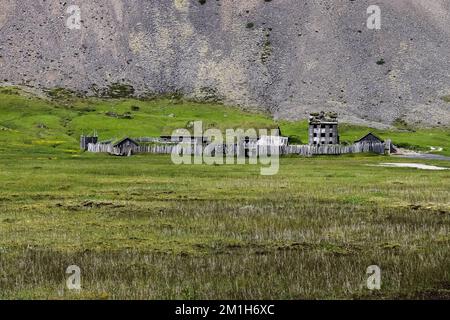 Hafnarfjoerdur, Island - 10. September 2022: Das Wikingerdorf vor dem Vestrahorn bei gutem Wetter Stockfoto