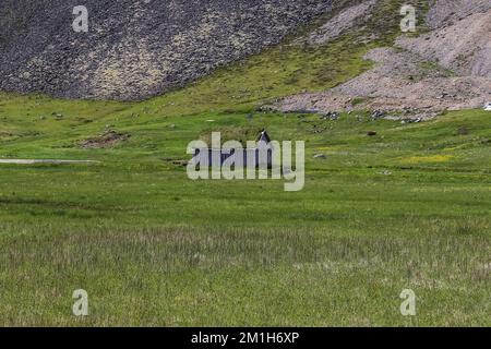 Hafnarfjoerdur, Island - 10. September 2022: Das Wikingerdorf vor dem Vestrahorn bei gutem Wetter Stockfoto