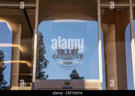 Phoenix, AZ - 10. November 2022: Logo für die Stadt Phoenix über dem Eingang des Calvin C. Goode Municipal Building Stockfoto