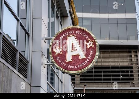 Phoenix, AZ - 10. November 2022: The Arrogant Butcher bietet gehobene amerikanische Küche und ist Teil der kulinarischen Gemeinschaft Fox Restaurant Concepts. Stockfoto