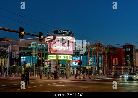 Phoenix, AZ - 10. November 2022: Nachtsicht auf die Footprint Center Arena. Footprint ist ein Unternehmen der Materialwissenschaft, das auf einen gesünderen Planeten mit hinarbeitet Stockfoto