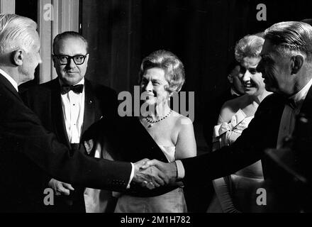 Argentinischer Präsident Arturo Umberto Illia (links), argentinischer Komponist Alberto Ginastera; unidentifizierte Frau (Mitte), Jeanette Arata de Erize (Mitte rechts) und US-Botschafter in Argentinien Edwin M. Martin (rechts), Teatro Colón, Buenos Aires, Argentinien, Mai 1966. Stockfoto