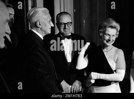 Argentinischer Präsident Arturo Umberto Illia (links), argentinischer Komponist Alberto Ginastera (Mitte (, unbekannte Frau (rechts), Teatro Colón, Buenos Aires, Argentinien, Mai 1966. Stockfoto