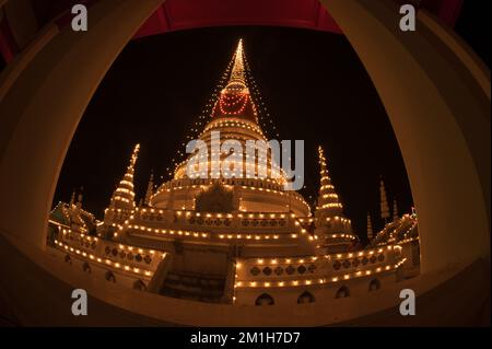 Das Phra Samut Chedi Festival ist ein wichtiges jährliches Ereignis in Samut Prakan und ist auch während der Messe mit aufwändigen Lichtern an der Pagode prachtvoll. Stockfoto