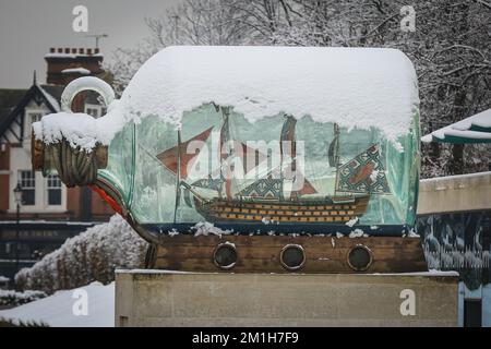 London, Großbritannien. 12.. Dezember 2022. Nelsons Schiff in einer Flasche ist heute mit einer Schneedecke bedeckt. Yinka Shonibares Nachbildung von Nelsons HMS Victory in einer Flasche ist laut dem National Maritime Museum eines der am häufigsten fotografierten Kunstwerke in London, wo es vor dem Eingang zum Greenwich Park des Museums einen stolzen Platz einnimmt. Kredit: Imageplotter/Alamy Live News Stockfoto