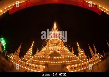 Das Phra Samut Chedi Festival ist ein wichtiges jährliches Ereignis in Samut Prakan und ist auch während der Messe mit aufwändigen Lichtern an der Pagode prachtvoll. Stockfoto