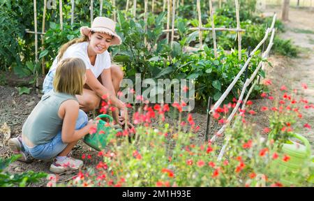 Mutter und Tochter im Garten arbeiten Stockfoto