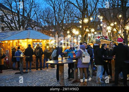 Weihnachtsmarkt am Münsterplatz, in der Nähe des Basler Doms. Basel, Schweiz - Dezember 2022 Stockfoto