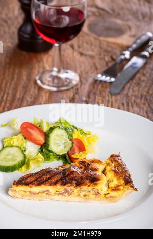 französische Quiche lorraine mit Salat Stockfoto