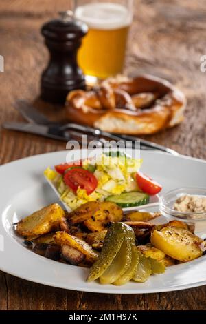 bayerischer Kartoffelkastel auf Holz Stockfoto