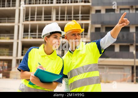 Bauingenieure überprüfen den Arbeitsprozess auf der Baustelle Stockfoto