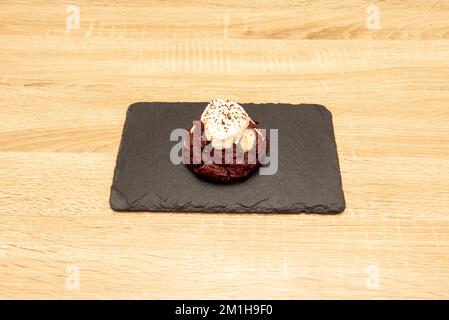 Ein köstlicher und flauschiger Keks mit Schokoladenchips und rotem Samtkuchen Stockfoto