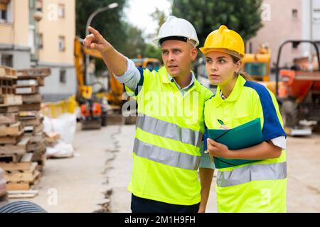 Bauingenieure überprüfen den Arbeitsprozess auf der Baustelle Stockfoto