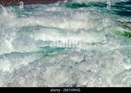 Ozeanwellen nähern sich, während sie auf einen tropischen Strand in Hawaii, USA, Rollen. Stockfoto