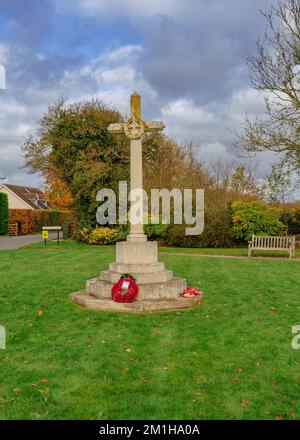 Kriegsdenkmal auf Dorfgrün in Alveston, Warwickshire. Stockfoto