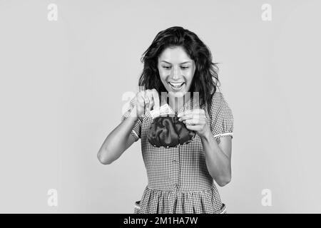 Zahlungsmethode. Was ist der Preis. Investieren in sich. Frau Buchhaltung Bargeld. Retro-Mädchen brauchen Börse. Mangel an Geld. Glückliches Mädchen gehen einkaufen Stockfoto