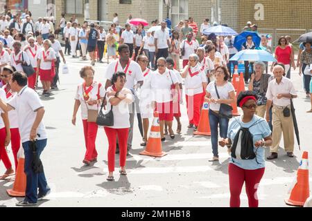 Salvador, Bahia, Brasilien - 26. Mai 2016: Katholische Gläubige nehmen an der Prozession des Corpus Christi in den Straßen der Stadt Salvador Teil, Stockfoto