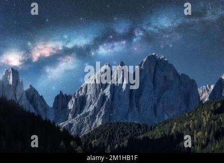 Milchstraße über wunderschöne Felsen in Sternennacht im Sommer Stockfoto