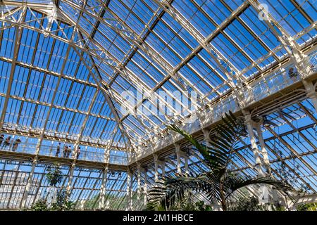 Eisen und Glas dach- und Mezzanine Gehwege neu renoviert und wiedereröffnet gemäßigt Haus in Kew Gardens, London, UK Stockfoto