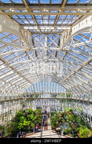 Eisen und Glas dach- und Mezzanine Gehwege neu renoviert und wiedereröffnet gemäßigt Haus in Kew Gardens, London, UK Stockfoto