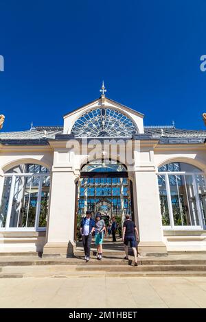 Eintritt zum neu renovierten und wiedereröffneten gemäßigten Haus in Kew Gardens, London, Großbritannien Stockfoto