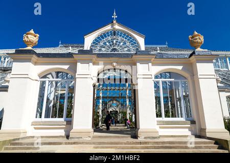 Eintritt zum neu renovierten und wiedereröffneten gemäßigten Haus in Kew Gardens, London, Großbritannien Stockfoto