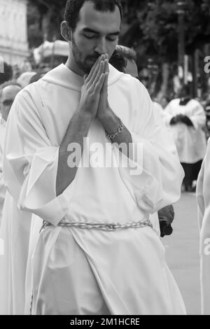 Salvador, Bahia, Brasilien - 25. Mai 2016: Ein junger Priester betet während der Corpus-Christus-Prozession in Salvador, Bahia. Stockfoto