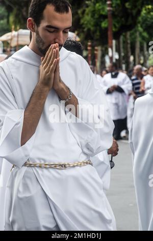 Salvador, Bahia, Brasilien - 25. Mai 2016: Ein junger Priester betet während der Corpus-Christus-Prozession in Salvador, Bahia. Stockfoto