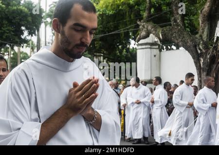 Salvador, Bahia, Brasilien - 25. Mai 2016: Ein junger Priester betet während der Corpus-Christus-Prozession in Salvador, Bahia. Stockfoto