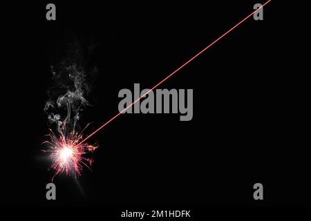 Roter Laser brennt etwas - schwarzer Hintergrund - Abbildung Stockfoto
