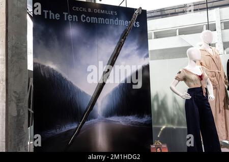 Beverly Hills, USA. 12.. Dezember 2022. Die Auktion „Icons and Idools:Hollywood“ bei Julien's Auctions mit Artikeln aus „The ET“, Marilyn Monroe, „Star Wars“ und anderen berühmten Hollywood-Filmerinnerungen. Charlton Heston Original Moses „Holy Staff“ aus dem epischen Film „The Ten Commandments“ von 1956, Regie, produziert und kommentiert von Cecil B. DeMille. 12/12/2022 Beverly Hills, CA., USA (Foto: Ted Soqui/SIPA USA) Guthaben: SIPA USA/Alamy Live News Stockfoto