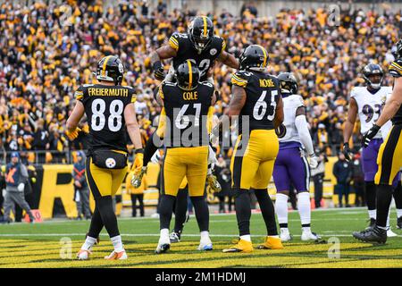 Pittsburgh, Pennsylvania, USA. 11.. Dezember 2022. 11.. Dezember 2022 Pittsburgh Steelers Center Mason Cole (61) holt Pittsburgh Steelers zurück auf Najee Harris (22), nachdem er während der Pittsburgh Steelers vs Baltimore Ravens in Pittsburgh, PA, einen Touchdown erzielt hat. Jake Mysliwczyk/BMR (Kreditbild: © Jake Mysliwczyk/BMR über ZUMA Press Wire) Stockfoto