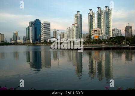 Blick auf die Skyline des Gebäudes vom Benjakiti Park in Bangkok, Thailand. Stockfoto