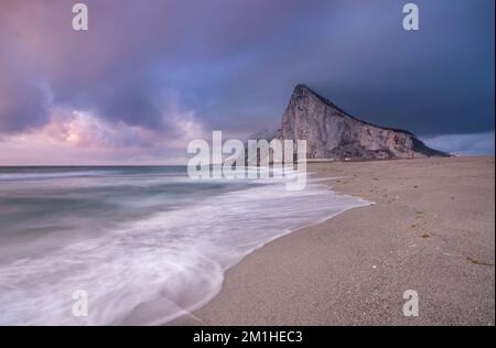 Blick auf den Felsen von Gibraltar von Playa de Santa Barbara, la linea de la concepcion. Stockfoto