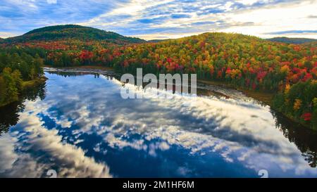 Berge im Hochfall umgeben den reflektierenden See im frühen Morgenlicht Stockfoto