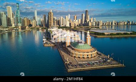 Wunderschöner Blick aus der Vogelperspektive auf den gesamten Navy Pier und die Skyline von Chicago im Morgenlicht Stockfoto