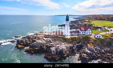 Luftaufnahme der Küste von Maine mit felsigen Klippen und dem berühmten weißen Leuchtturm Stockfoto